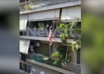 Αθήνα: Η στιγμή της διάσωσης γυναίκας που κρεμόταν από μπαλκόνι