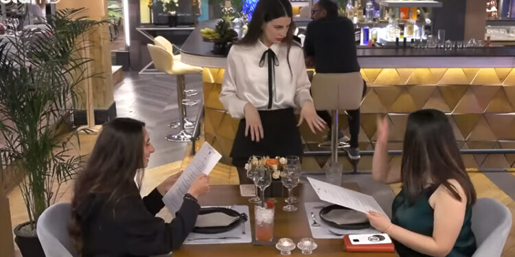 Alldaynews.gr First Dates: Πήγαν για να γίνουν ζευγάρι και τελικά «τσακώθηκαν» για την… σερβιτόρα