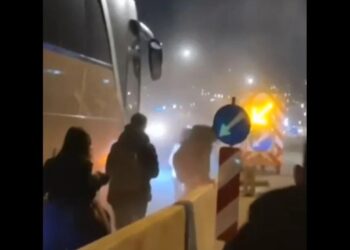 Alldaynews.gr Φωτιά σε λεωφορείο με μαθητές που γυρνούσαν από εκδρομή (video)