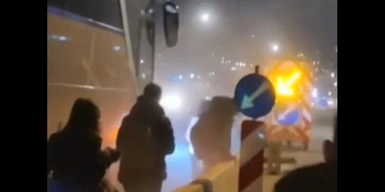 Alldaynews.gr Φωτιά σε λεωφορείο με μαθητές που γυρνούσαν από εκδρομή (video)