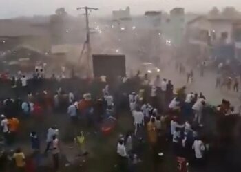 Τραγωδία σε αγώνα ποδοσφαίρου: Περίπου 100 νεκροί μέχρι τώρα – Δείτε βίντεο