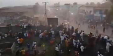 Alldaynews.gr Τραγωδία σε αγώνα ποδοσφαίρου: Περίπου 100 νεκροί μέχρι τώρα – Δείτε βίντεο