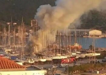 EKTAKTO- Μεγάλη φωτιά σε λιμάνι της χώρας – Συναγμερός στην Πυροσβεστική