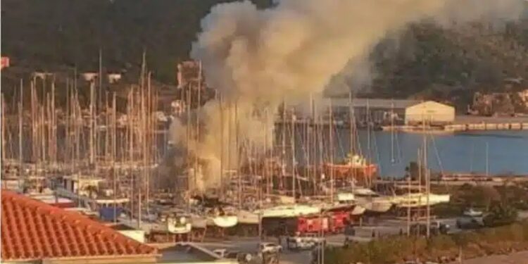Alldaynews.gr EKTAKTO- Μεγάλη φωτιά σε λιμάνι της χώρας – Συναγμερός στην Πυροσβεστική