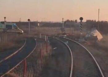 Τρένο παρέσυρε αυτοκίνητο: Ένας νεκρός από τη σύγκρουση (video)