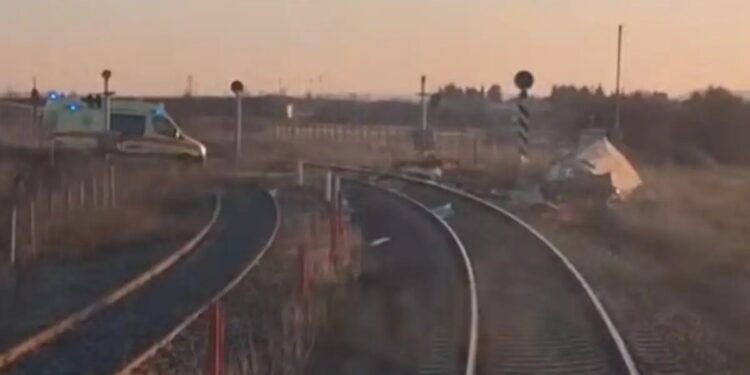 Alldaynews.gr Τρένο παρέσυρε αυτοκίνητο: Ένας νεκρός από τη σύγκρουση (video)