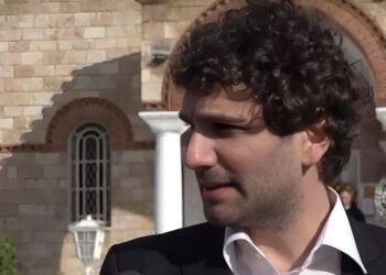 Alldaynews.gr Κηδεία Κώστα Χαρδαβέλλα: “Λύγισε” ο γιος του, Κωνσταντίνος – «Ξέρω ότι είναι εκεί πάνω και μας βλέπει»