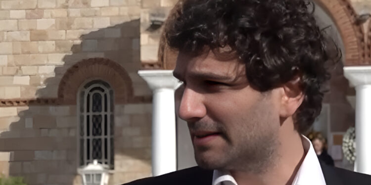 Alldaynews.gr Κηδεία Κώστα Χαρδαβέλλα: “Λύγισε” ο γιος του, Κωνσταντίνος – «Ξέρω ότι είναι εκεί πάνω και μας βλέπει»