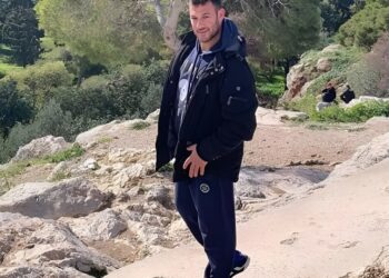 «Έχασα τον λεβέντη μου»: Ο σπαραγμός της μάνας του 30χρονου Κοσμά και οι καταγγελίες για bullying