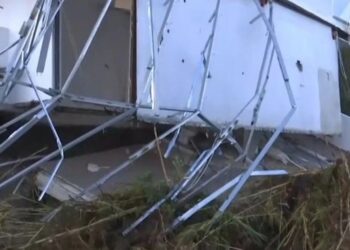 Στον αέρα κρέμεται ξενοδοχείο μετά την κακοκαιρία Bora – Ξεθεμελιώθηκε από τα έντονα φαινόμενα που «χτύπησαν» το νησί