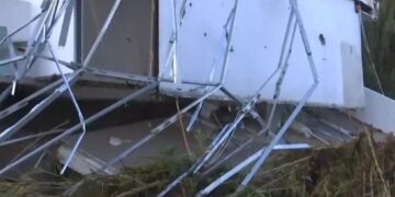 Alldaynews.gr Στον αέρα κρέμεται ξενοδοχείο μετά την κακοκαιρία Bora – Ξεθεμελιώθηκε από τα έντονα φαινόμενα που «χτύπησαν» το νησί