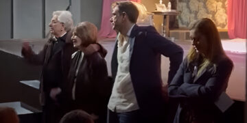 Συγκινητική συνάντηση: Στέφανος Ληναίος και Έλλη Φωτίου είκοσι χρόνια μετά στο θέατρο τους για να δουν Ιορδανίδη – Ματίκα