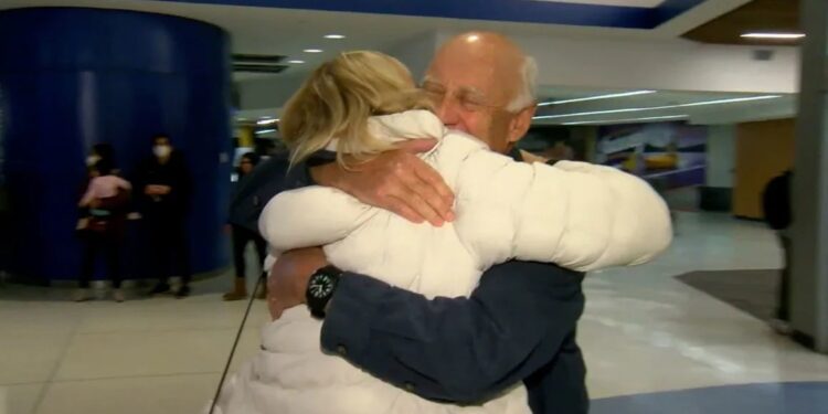 Alldaynews.gr Υιοθετημένος συναντά για πρώτη φορά τα αδέλφια του – «Αυτό είναι το δικό μου Χριστουγεννιάτικο θαύμα»