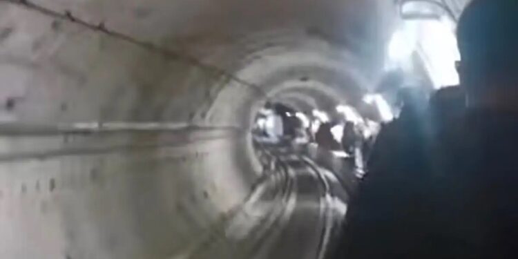 Alldaynews.gr ΕΚΤΑΚΤΟ: «Έμεινε» το μετρό στη Θεσσαλονίκη και ο κόσμος περπατούσε μέσα στο τούνελ