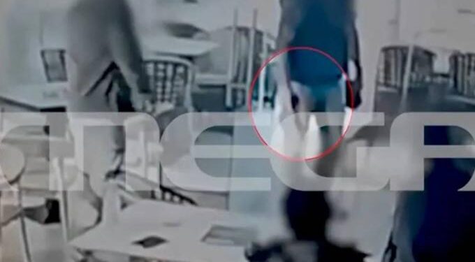 Alldaynews.gr Βίντεο-σοκ από την Κρήτη: Δημοτικός σύμβουλος πυροβόλησε μέσα σε καφετέρια κατά προέδρου κοινότητας