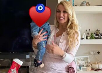 Alldaynews.gr Κωνσταντίνα Σπυροπούλου: Η απίθανη φωτογραφία με τους δυο γιους της στο στολισμένο σαλόνι της και τα λόγια της