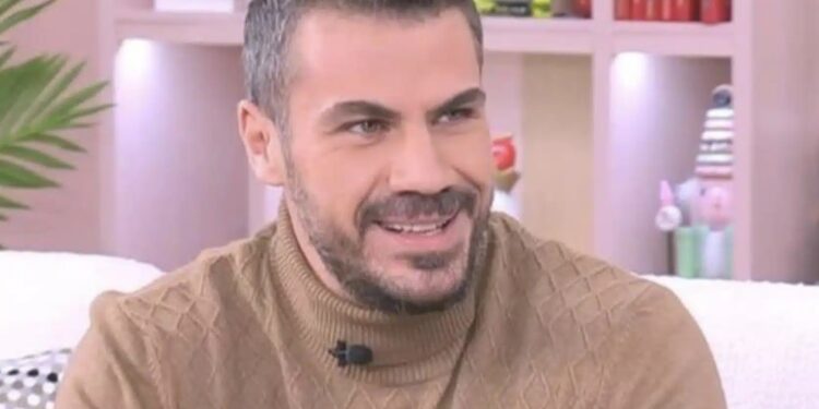 Alldaynews.gr Άκης Πετρετζίκης: «Δεν υπάρχει πιο ωραίο πράγμα από το να έχεις οικογένεια – Δε μπορώ να φύγω από τα παιδιά μου»