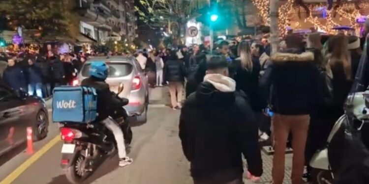 Alldaynews.gr Άγριο ξύλο μεταξύ νεαρών σε υπαίθριο πάρτι της Θεσσαλονίκης: Οι αστυνομικοί βρήκαν άτομο αιμόφυρτο στον δρόμο και γυμνό από τη μέση και πάνω