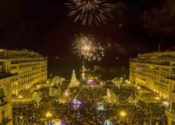 Φωταγωγήθηκε το Χριστουγεννιάτικο δέντρο στην Θεσσαλονίκη – Εντυπωσιακές εικόνες από την πλατεία Αριστοτέλους
