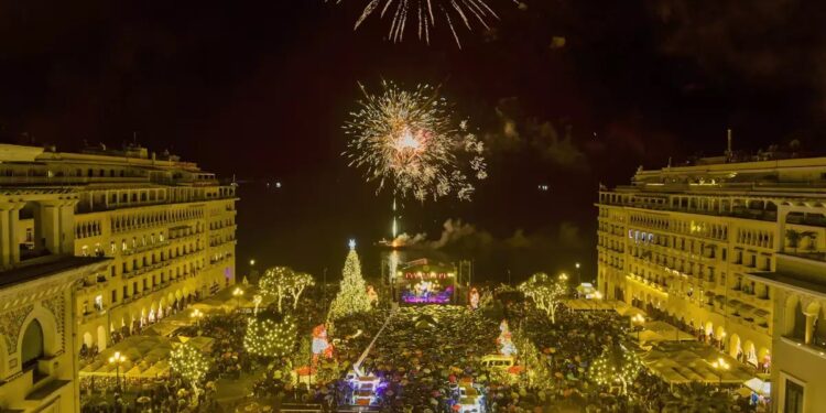 Alldaynews.gr Φωταγωγήθηκε το Χριστουγεννιάτικο δέντρο στην Θεσσαλονίκη – Εντυπωσιακές εικόνες από την πλατεία Αριστοτέλους