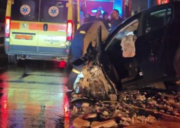 Τρομακτικό τροχαίο στη Λεωφόρο Βουλιαγμένης – Το ένα αυτοκίνητο καρφώθηκε στο φανάρι