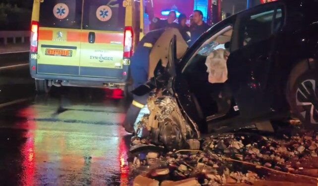 Alldaynews.gr Τρομακτικό τροχαίο στη Λεωφόρο Βουλιαγμένης – Το ένα αυτοκίνητο καρφώθηκε στο φανάρι