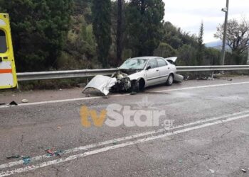 Τραγωδία στην Αράχωβα: Αυτοκίνητο συγκρούστηκε μετωπικά με φορτηγό – ΦΩΤΟ