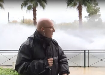 Γιώργος Τσελίκας: «Ώπα, ώπα, μας πήρε το τσουνάμι» – Αμάξι πέρασε με ταχύτητα και κατάβρεξε τον ρεπόρτερ