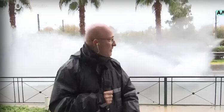 Alldaynews.gr Γιώργος Τσελίκας: «Ώπα, ώπα, μας πήρε το τσουνάμι» – Αμάξι πέρασε με ταχύτητα και κατάβρεξε τον ρεπόρτερ