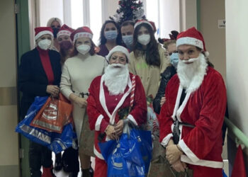Βάνα Μπάρμπα: Ντύθηκε «Άγιος Βασίλης» και μοίρασε δώρα στο Νοσοκομείο Μεταξά