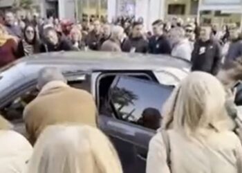 Απίστευτο βίντεο στην Αθήνα: Πάρκαρε στη μέση του δρόμου παραλίγο να τον λιντσάρουν