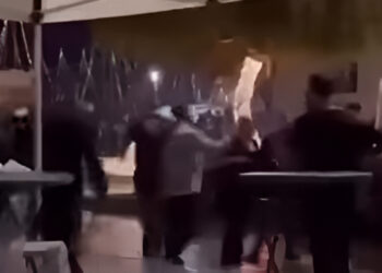 Χαμός σε χριστουγεννιάτικο πάρτι σε μαγαζί στα Χανιά – Άγριο ξύλο μεταξύ θαμώνων, πετούσαν αντικείμενα