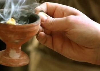 Λιβανίζουμε το σπίτι για να μας προστατεύει ο Θεός, η Παναγιά μας και οι Άγιοί μας