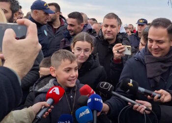 Έκλεψε την παράσταση 10χρονος στη Θεσσαλονίκη: Βούτηξε στα νερά του Θερμαϊκού για τον σταυρό – «Το έκανα για την ευλογία»