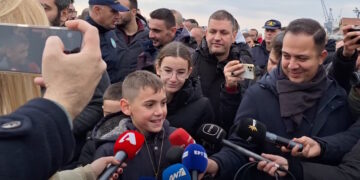 Alldaynews.gr Έκλεψε την παράσταση 10χρονος στη Θεσσαλονίκη: Βούτηξε στα νερά του Θερμαϊκού για τον σταυρό – «Το έκανα για την ευλογία»