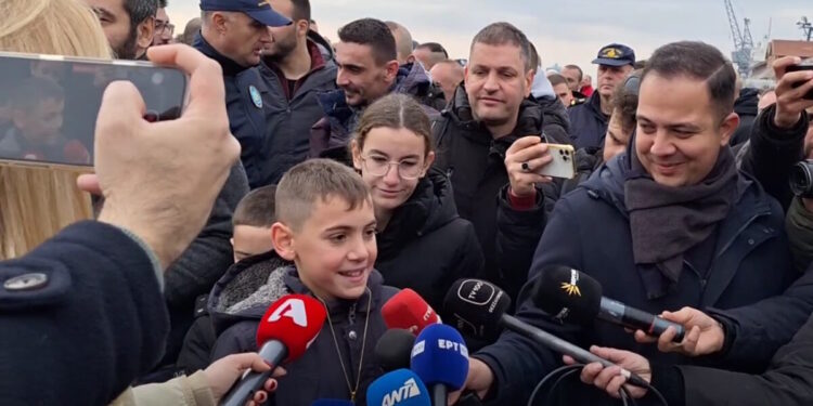 Alldaynews.gr Έκλεψε την παράσταση 10χρονος στη Θεσσαλονίκη: Βούτηξε στα νερά του Θερμαϊκού για τον σταυρό – «Το έκανα για την ευλογία»