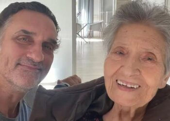 Νίκος Ψαρράς: «Αποχαιρέτησα τη μάνα μου πριν από έναν μήνα και πολλές φορές αναρωτιέμαι αν είναι δίπλα μου»