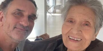 Νίκος Ψαρράς: «Αποχαιρέτησα τη μάνα μου πριν από έναν μήνα και πολλές φορές αναρωτιέμαι αν είναι δίπλα μου»