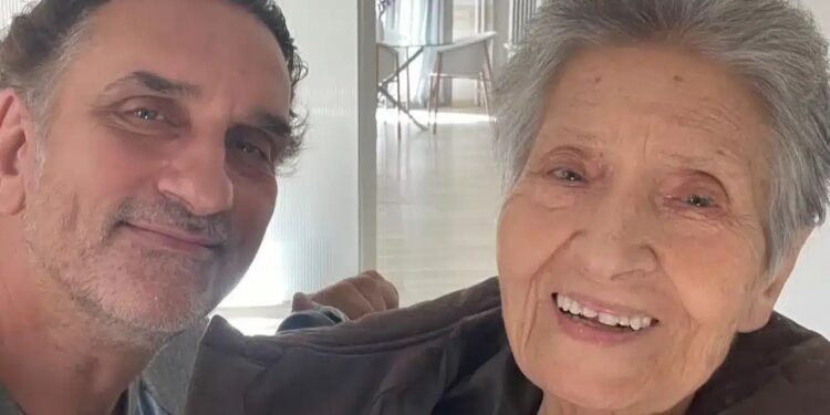 Νίκος Ψαρράς: «Αποχαιρέτησα τη μάνα μου πριν από έναν μήνα και πολλές φορές αναρωτιέμαι αν είναι δίπλα μου»