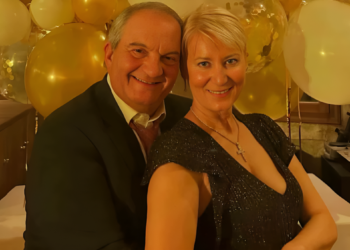 Κώστας Καραμανλής και Νατάσα Παζαΐτη ποζάρουν αγκαλιασμένοι στο ρεβεγιόν της Πρωτοχρονιάς του 2025