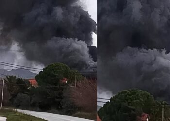 Κόλαση φωτιάς σε ελληνικό νησί – Κάηκαν 40 αυτοκίνητα και ένα λεωφορείο – Τρεις τραυματίες