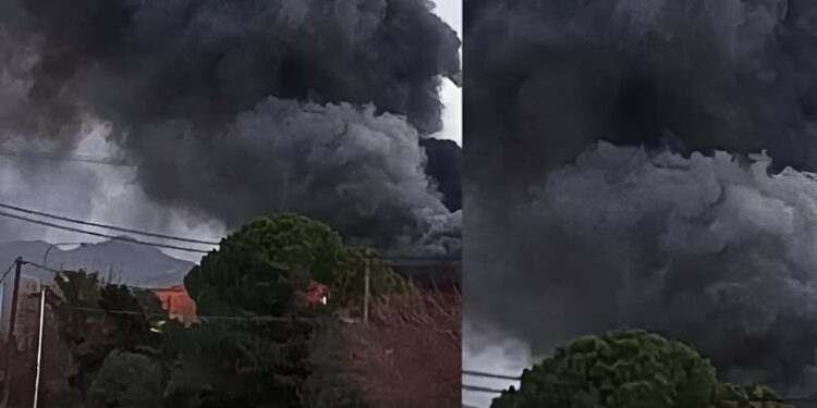 Κόλαση φωτιάς σε ελληνικό νησί – Κάηκαν 40 αυτοκίνητα και ένα λεωφορείο – Τρεις τραυματίες