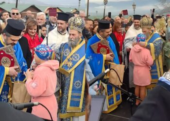 Alldaynews.gr Ιωάννινα: Mια 12χρονη μαθήτρια έπεσε στην παγωμένη Παμβώτιδα και έπιασε τον Σταυρό