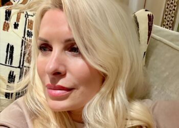 Ελένη Μενεγάκη: Ποζάρει στον καναπέ διαβάζοντας το αγαπημένο της βιβλίο