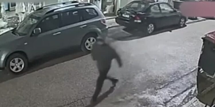 Alldaynews.gr «Με κυνήγησε, να προσέχετε τους εαυτούς σας – Είναι γύρω στα 30 με μούσι, μελαχρινός» ‑ Η ανάρτηση της γυναίκας για τον επιδειξία