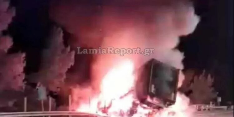Alldaynews.gr Φορτηγό τυλίχθηκε στις φλόγες στην Εθνική οδό – Δραματική διάσωση οδηγού (φωτο, video)
