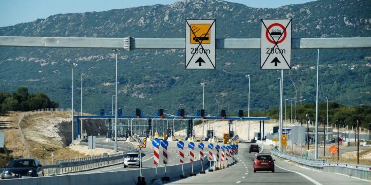 Ιόνια Οδός: Οδηγός επέστρεψε στα διόδια και δήλωσε ότι… ξέχασε την γυναίκα του στον δρόμο