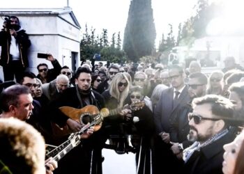«Αποχαιρέτησαν» την Καίτη Γκρέυ με το «Βουνό» και τα «Ξένα χέρια» – Η Αγγελική Ηλιάδη συγκινημένη στην κηδεία της