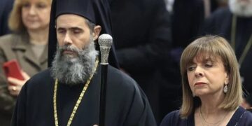 Alldaynews.gr Επεισόδιο στην Μητρόπολη Αθηνών με την Πρόεδρο της Δημοκρατίας και τον αγωνιστή ιερέα π. Ιωάννη Διώτη