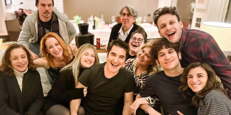 Alldaynews.gr Όλο το καστ του Maestro μαζί: Έκοψαν πίτα και γιόρτασαν τα γενέθλια της Μαρίας Καβογιάννη – «Ψήνεται» η νέα σεζόν